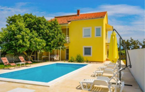 3 Bedroom Cozy Apartment In Sveti Filip I Jakov